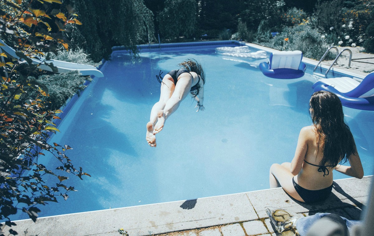 Подружки отдались соседу чтобы разрешил поплавать в бассейне на халяву
